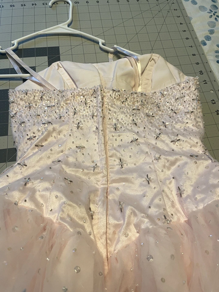 VESTIDO DE QUINCEAÑERA MORILEE ROSA BORDADO TRIDIMENSIONAL APLICADO BRILLO TUL Foto 4 de 4