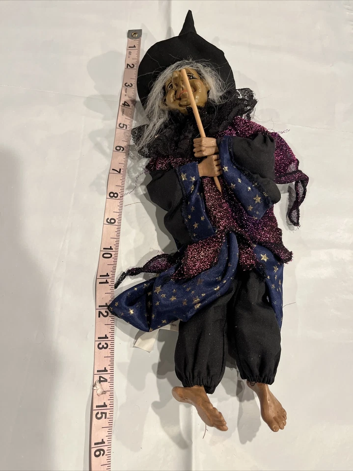 Ganz CREEPY Witch BONECA ROXA Capa Preta Chapéu Azul Dourado Estrelas Vestido na Vassoura, 15” - Imagem 3 de 4