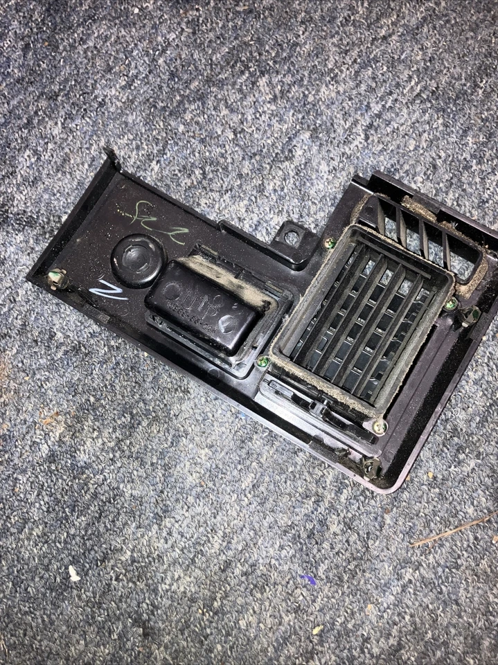1986-1993 Mazda B2000 B2200 B2600 left driver outer dash vent w bezel Black Foto 3 de 4