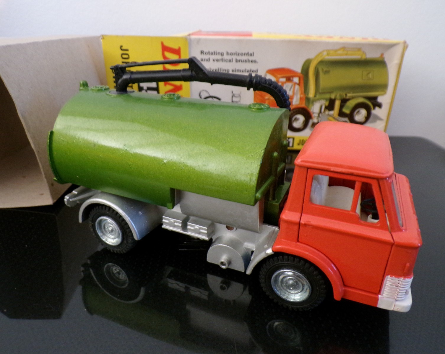 Dinky 451, Johnston Road Sweeper - Free Price Guide & Review