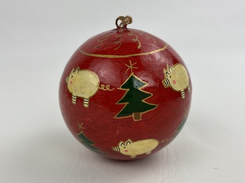 Adorno de Navidad bola roja con cerdo diseño de árbol de Navidad hecho en la India - Imagen 6 de 8