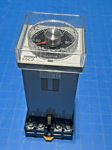 Omron E5C2-R20G Temperature Controller 110v 50/60 Hz 100 to 200C W/ Base & Cover