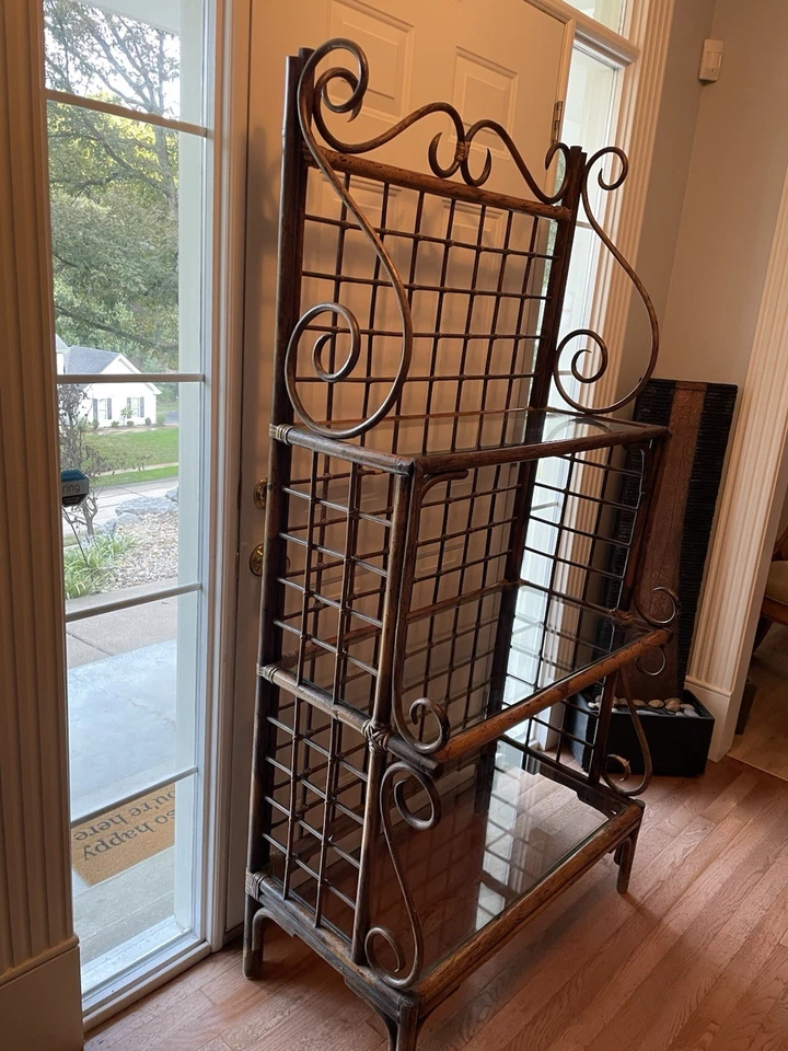 Antiguo estante de panadería de bambú con estantes de vidrio Foto 2 de 4