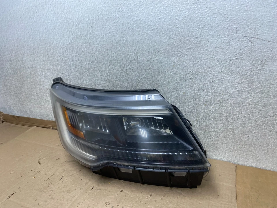 Faro negro LED pasajero derecho Ford Explorer 2016-2019 con módulo U6881 DW Foto 2 de 4