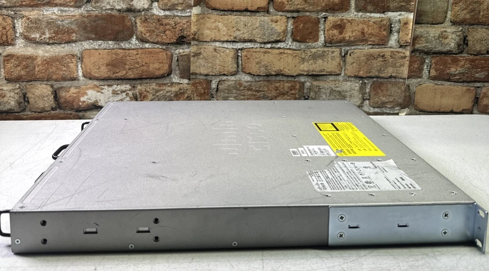 Conmutador Gigabit Cisco Catalyst 4948 WS-C4948E-F de 48 puertos Foto 2 de 4