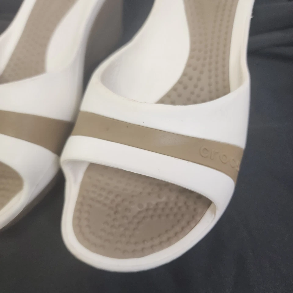 Sandalias Crocs Sassari de tacón de cuña para mujer talla 8 marrón y blanco Foto 2 de 4