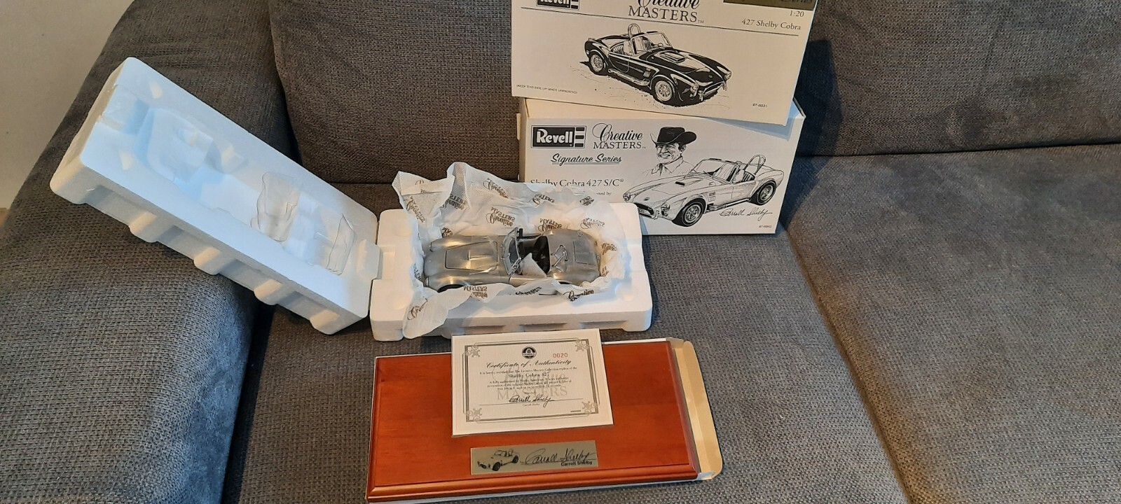 Shelby Cobra 427SC Revell 1/20 en aluminium brossé miniature de collection