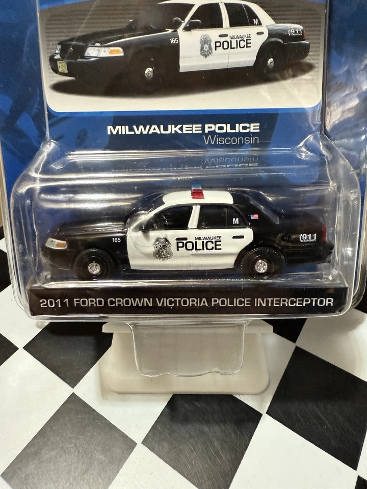 Ford Crown Victoria 2011 diecast Hot Pursuit Milwaukee Police Wisconsin 1/64 Foto 2 de 4