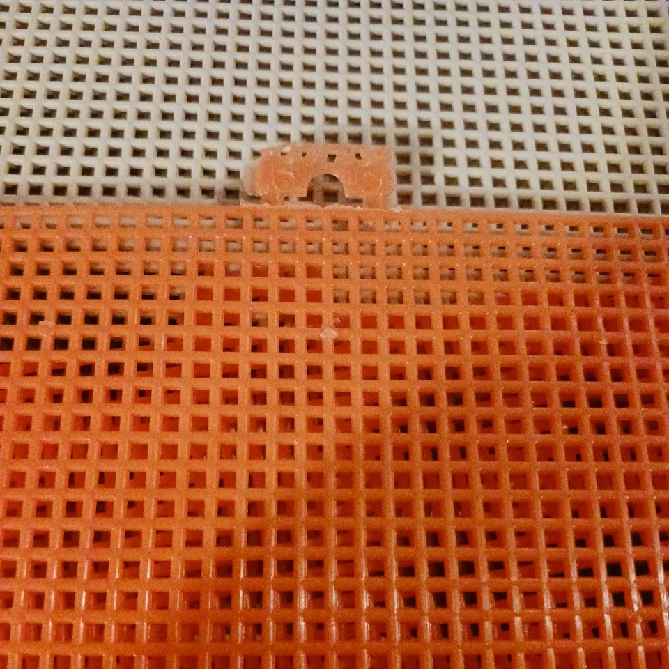 Lote de 7 Hojas de Lona Plástica Darice 7 Mallas 10.5" x 13.5" Naranja, Marrón, Verde Foto 2 de 2