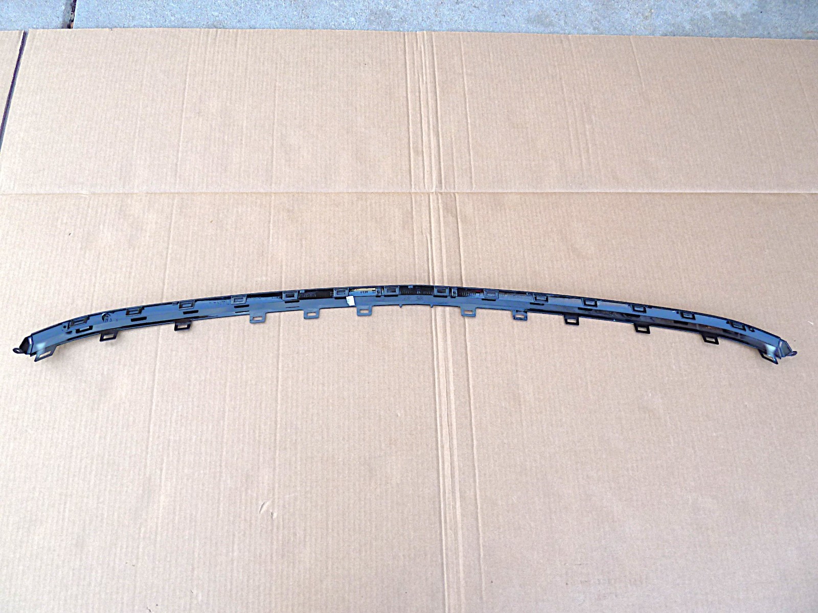 2020-2024 BENTLEY BENTAYGA FRONT BUMPER LOWER CENTER STRIPE TRIM 36A807697 OEM