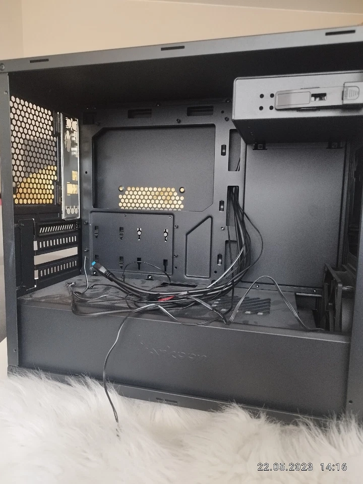 Sharkoon Gehäuse V1000 - Bild 2 von 3