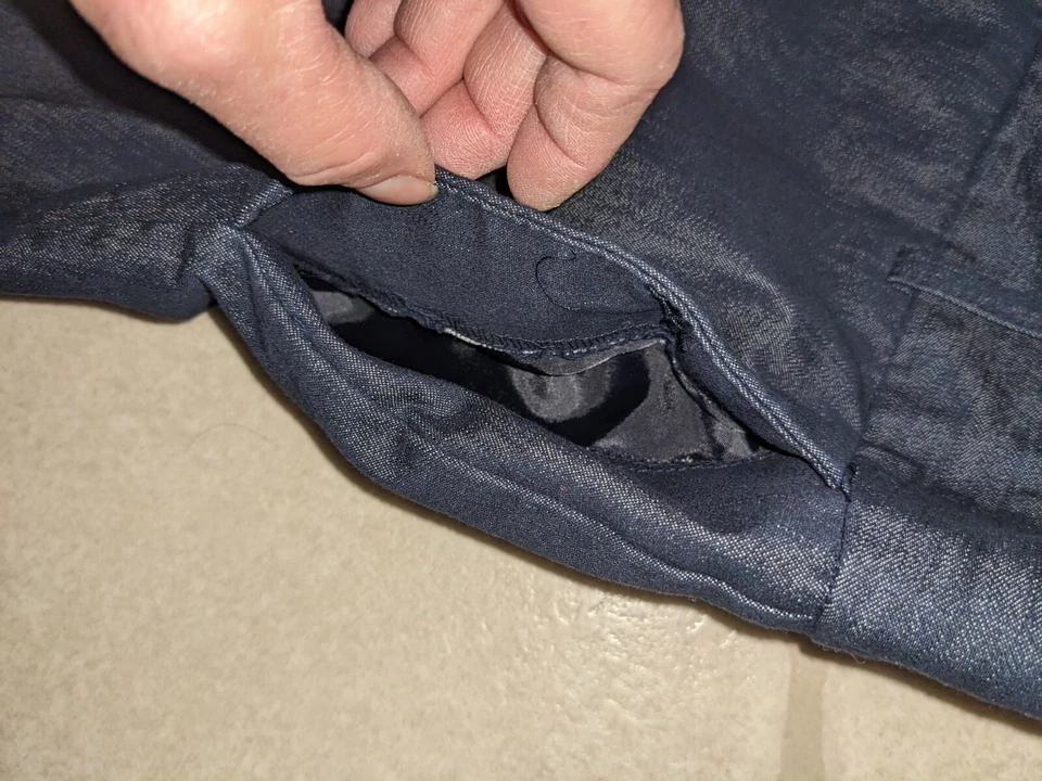 Bermudas Van Heusen Studio Damas Talla 8 Elastizadas Extensibles Negras  Foto 3 de 4