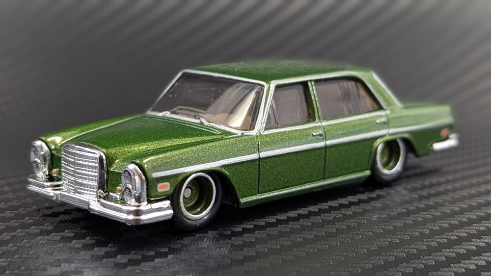 1972 Mercedes-Benz 280 SEL 4.5 1:64 Scale Diecast Model Car with Diorama
