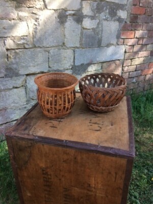 2 Vintage Weidenkörbe - ideale Aufbewahrung oder Pflanzgefäße. Schöne Gewebe.
