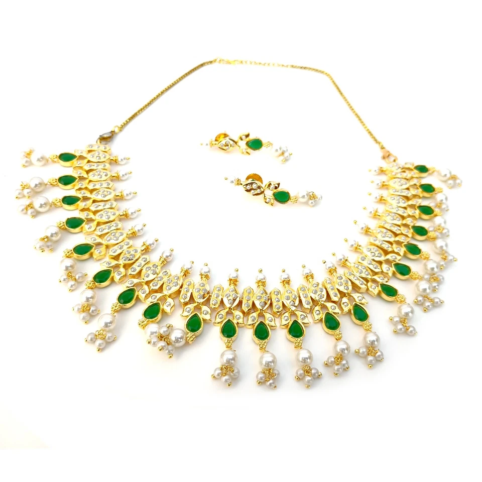 Joyería nupcial tradicional Jadau Kundan look chapado en oro perla y esmeralda verde Foto 4 de 4