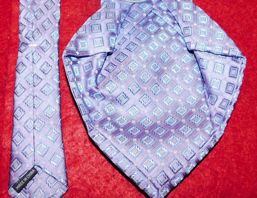 CORBATA GEOMÉTRICA ALARA MULTIPLIEGUE PÚRPURA CLARO/AZUL PARA HOMBRE - CORBATAS - CORBATAS PARA EL CUELLO. Foto 4 de 4