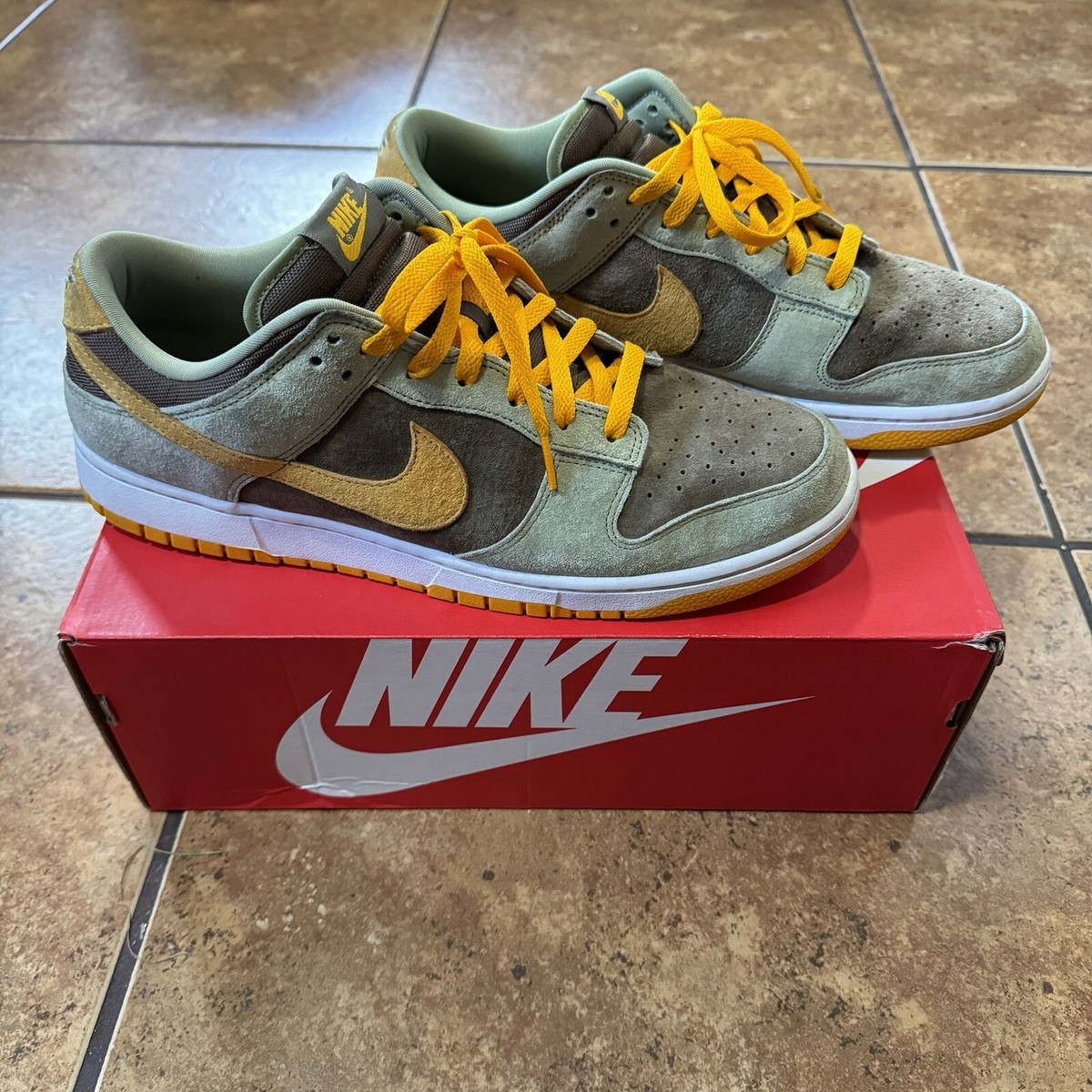 Nike Dunk Low スニーカー ダスティオリーブ/ブラウン/イエロー Nike Dunk Low Dusty Olive - Jun 2021 - DH5360-300 - KicksOnFire.com