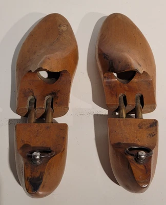 paire d'anciens  embauchoirs vintage en bois - Photo 1/4