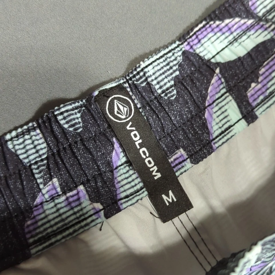 Volcom Manic Trunk Hybrid Volley Shorts 17” Boardshorts Mens Size M - Image 4 of 4