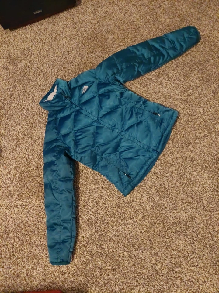 Chaqueta acolchada mediana The North Face 550 Down Fill para niñas "color raro" Foto 2 de 4