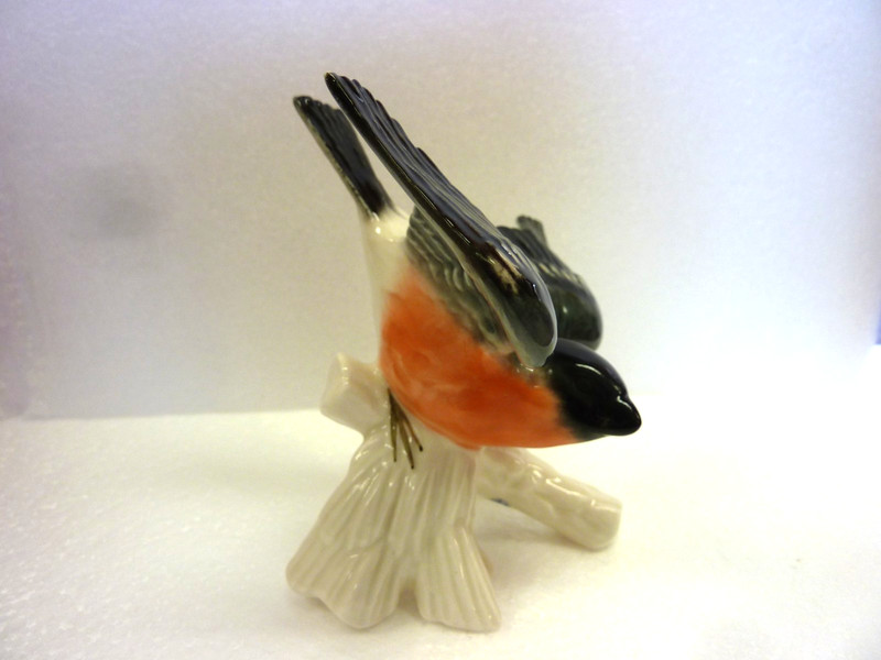 W.GOEBEL LANG BULLFINCH BIRD FIGURINE 1976 MADE IN GERMANY 5" X 5"  X 4 1/2"