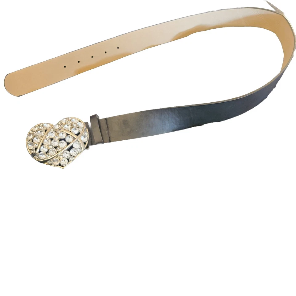 Cinturón de cuero sintético con hebilla de corazón brillante Foto 3 de 4