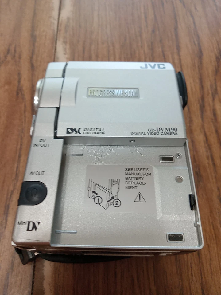 JVC Cybercam GR-DVM90 Mini DV Camcorder For Parts - Image 2 of 4