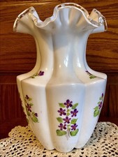 VINTAGE FENTON ART GLASS VIOLETS IN THE SNOW PURPLE HAND PAINTED FLOWER VASE