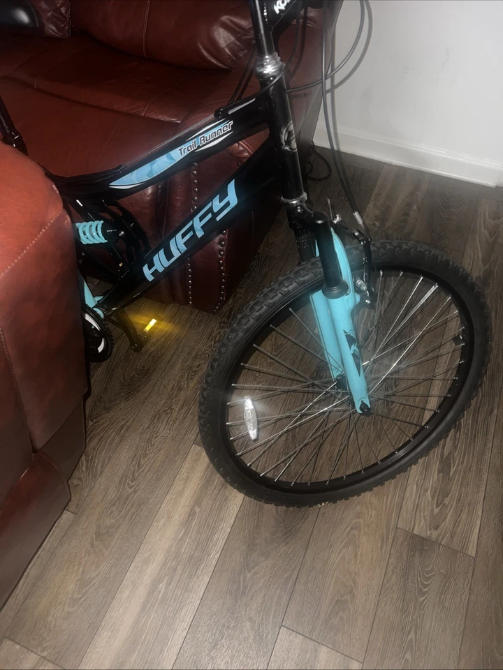 El precio no usado es genial y los frenos y engranajes funcionan increíblemente Huffy Bike Foto 3 de 4