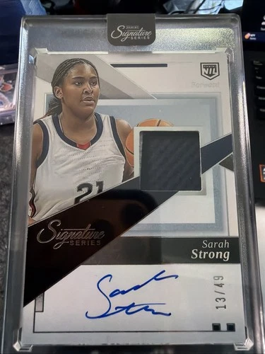 SARAH STRONG RC 2025-26 PANINI SIGNATURE SERIES ROOKIE PATCH AUTO /49 UCONN