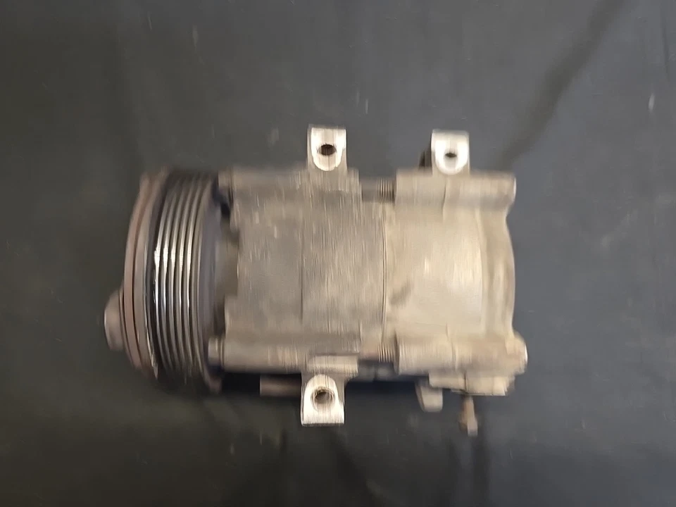 1997 Ford F-150 A/C Compressor F7lz-19703-aa - Imagem 4 de 4