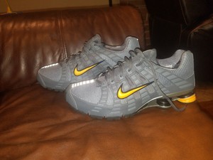 nike shox nz prata e amarelo