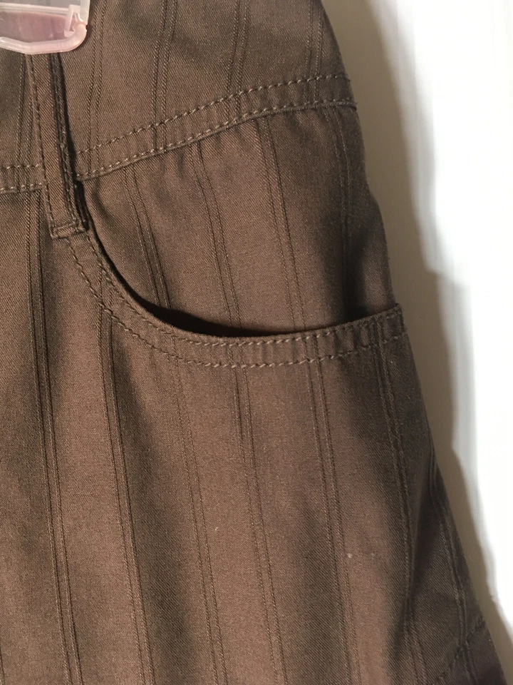 Pantalones Cortos Bisou Bisou Talla 12 Marrón con Botones Dorados Bolsillos Delanteros y Traseros Foto 3 de 4