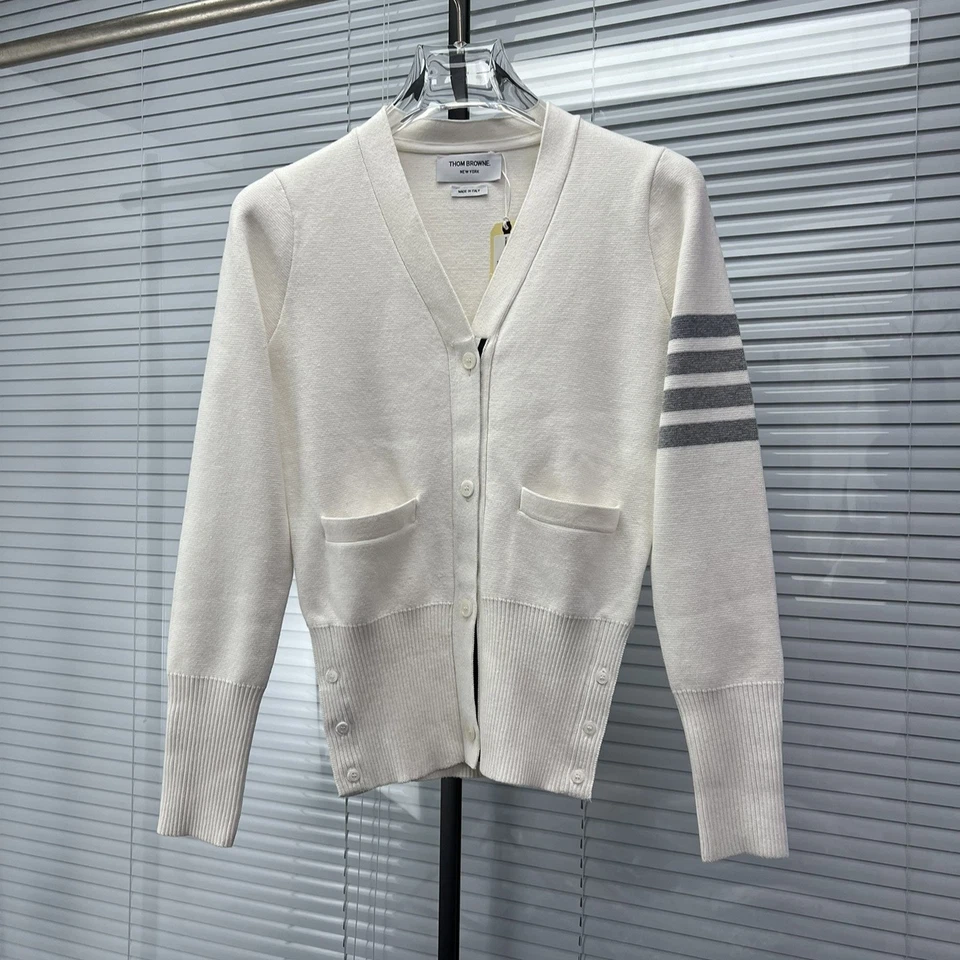 Cárdigan clásico a rayas con cuello en V de otoño de Thom Browne para mujer Foto 4 de 4