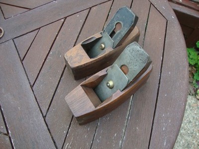 Zwei alte Hartholz Sarghobel, mit Herstellernamen auf Klinge. 2'' Klingen