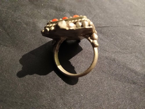 Bellissimo anello tibetano fatto a mano in argento intarsiato corallo rosso con turchese KK095 - Foto 5 di 5