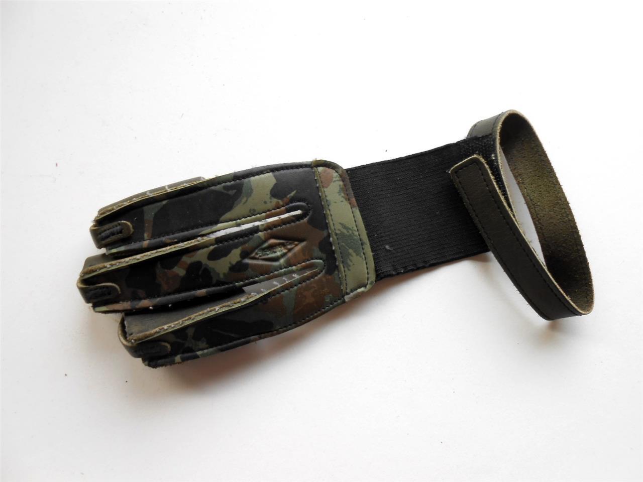 3 VINTAGE USED KWIKEE KWIVERS + 2 LIMB COVERS + FINGER GLOVE FOR