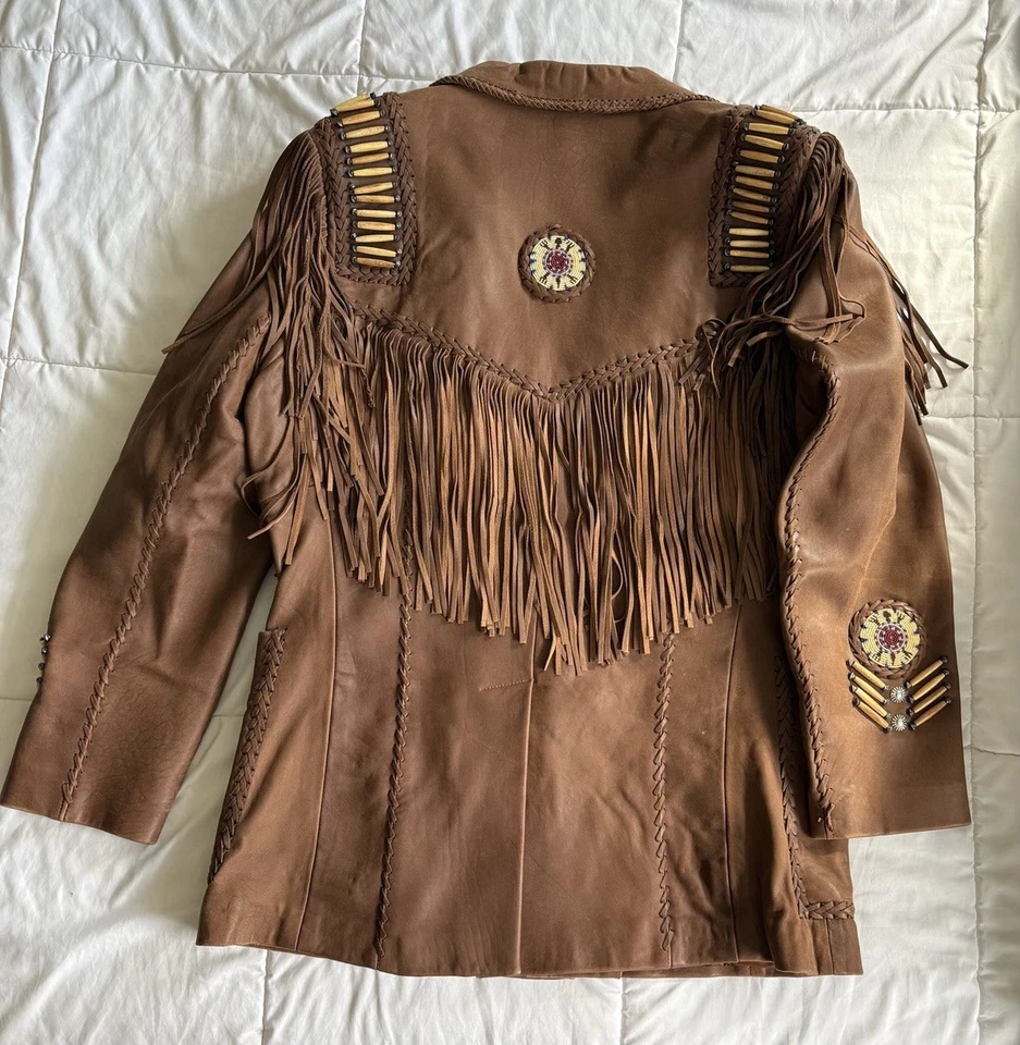 Chaqueta vintage de cuero con flecos de terracota occidental con detalles de hueso de búfalo Foto 2 de 4