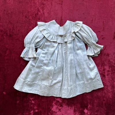 Altes altes Puppenkleid aus blauem Seidensatin mit alter Brosche 