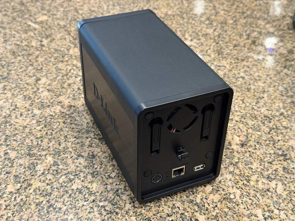 Gabinete de almacenamiento en red NAS D-Link DNS-323 2 bahías con fuente de alimentación (sin discos duros) Foto 2 de 4