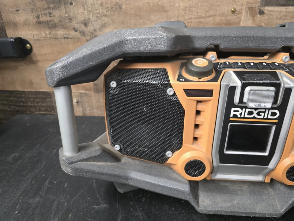 Radio boombox RIDGID para sitio de trabajo modelo R84082 armadura de montaje de choque AM/FM Apple Dock Aux Foto 3 de 4