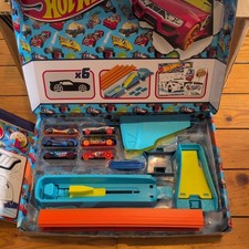 Hot Wheels Celebration Box Starter Set With 6 Cars Track Connectors 4-Speed