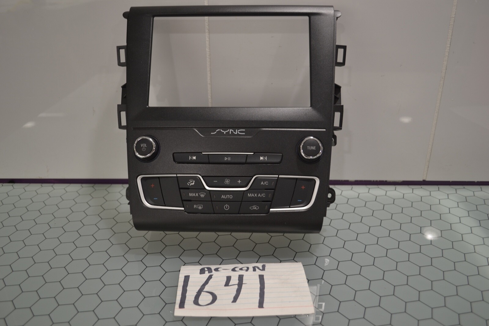 2019 2020 Ford Fusion Radio AC and Heater Control Used Stock #1641-AC