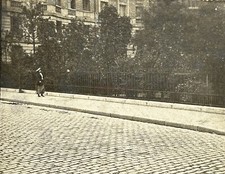 Una Donna Se a Piedi Solo Su Un Marciapiede c1900 Foto Stereo Vintage Amateur