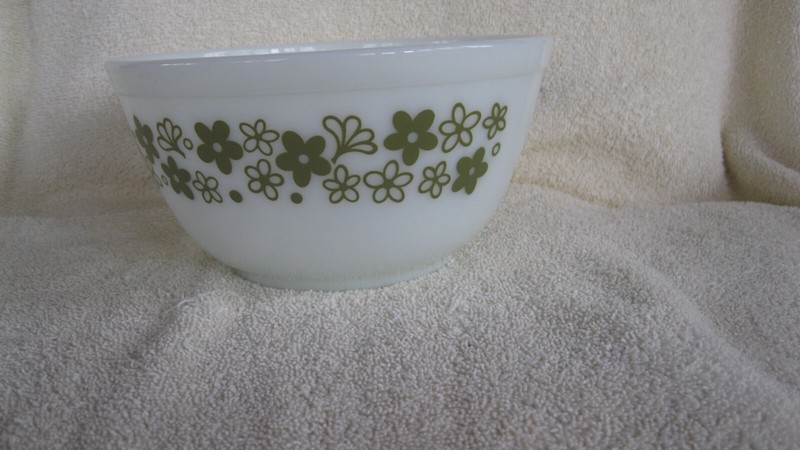 VINTAGE PYREX SPRING BLOSSOM CRAZY DAISY GREEN MIXING BOWL #402 SIZE 1 1/2 QT.