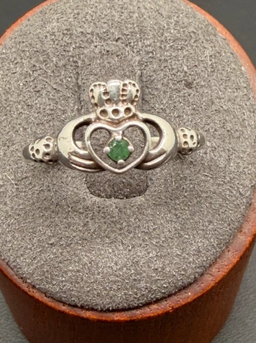 VINTAGE STERLING SILVER 925 & EMERALD IRISH CELTIC CLADDAGH RING - SIZE: 8.25