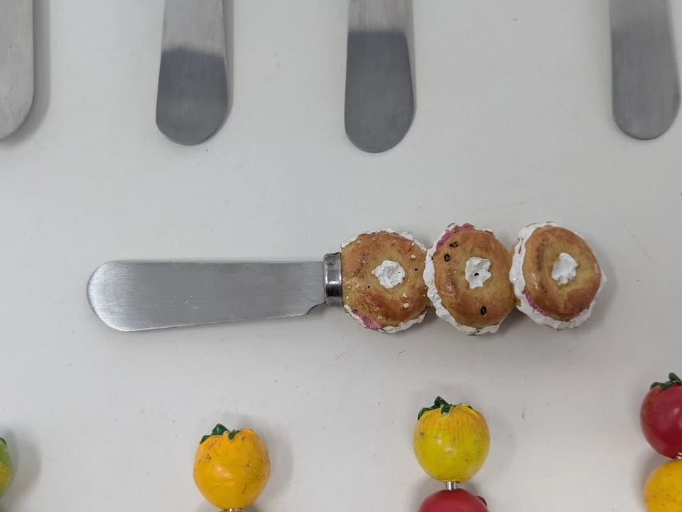 Lote de 9 cuchillos esparcidores de queso mantequilla Boston Warehouse de colección tomates mayordomo Foto 3 de 4