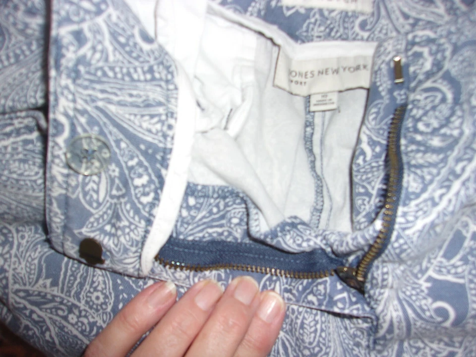 WOMAN'S SIZE 10 PAISLEY PRINT DENIM JEAN SHORTS BY JONES NEW YORK - Image 4 of 4