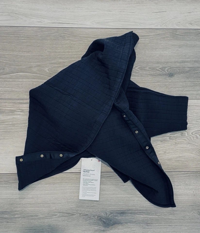 NUEVO CON ETIQUETAS Lululemon Vinyasa Bufanda Acolchada Negra Mujer Envoltura Repelente al Agua NUEVO Foto 2 de 4