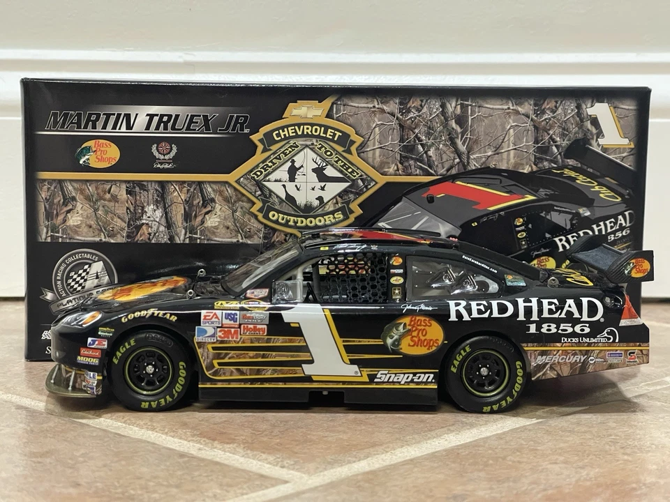 Bajo Martin Truex Jr 2008 Pro Shops conducido al aire libre camuflado cuna firmado 1/24 Foto 2 de 4